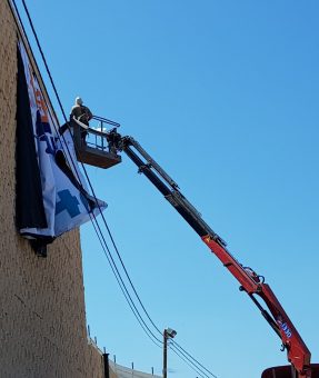 שילוט שמשונית ענק התקנה עם מנוף