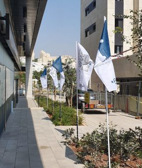 דגלים מודפסים מחוץ למשרד מכירות