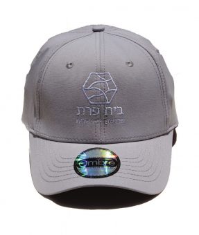 כובע עם סמל רקום